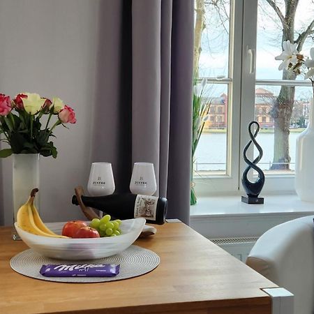 Das Ferienapartment Alexandrine Direkt Am Pfaffenteich Mit Eigenem Parkplatz Schwerin  Kamer foto