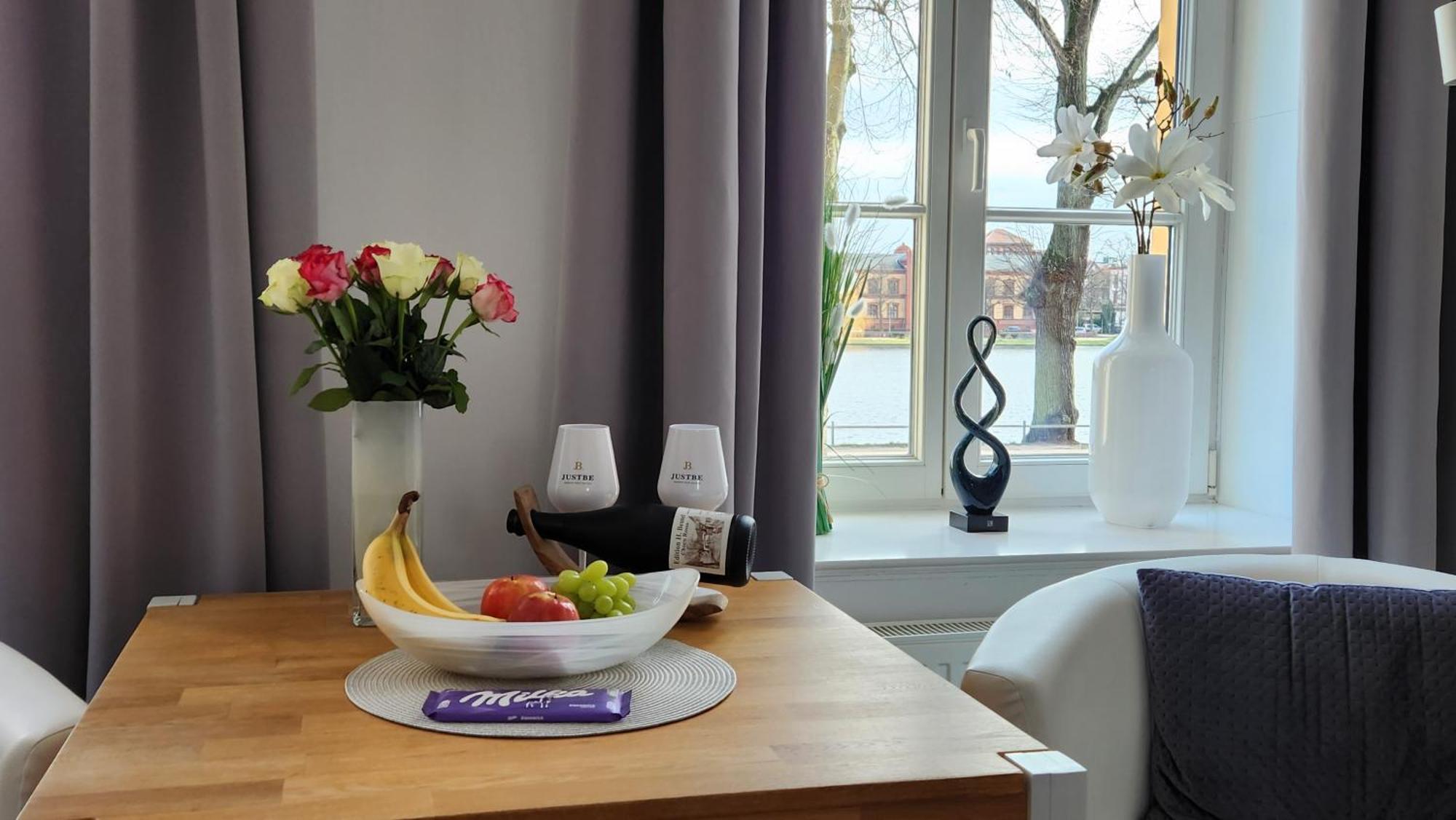 Das Ferienapartment Alexandrine Direkt Am Pfaffenteich Mit Eigenem Parkplatz Schwerin  Kamer foto